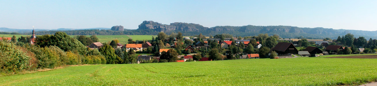 Blick auf Reinhardsdorf mit den Schrammsteinen